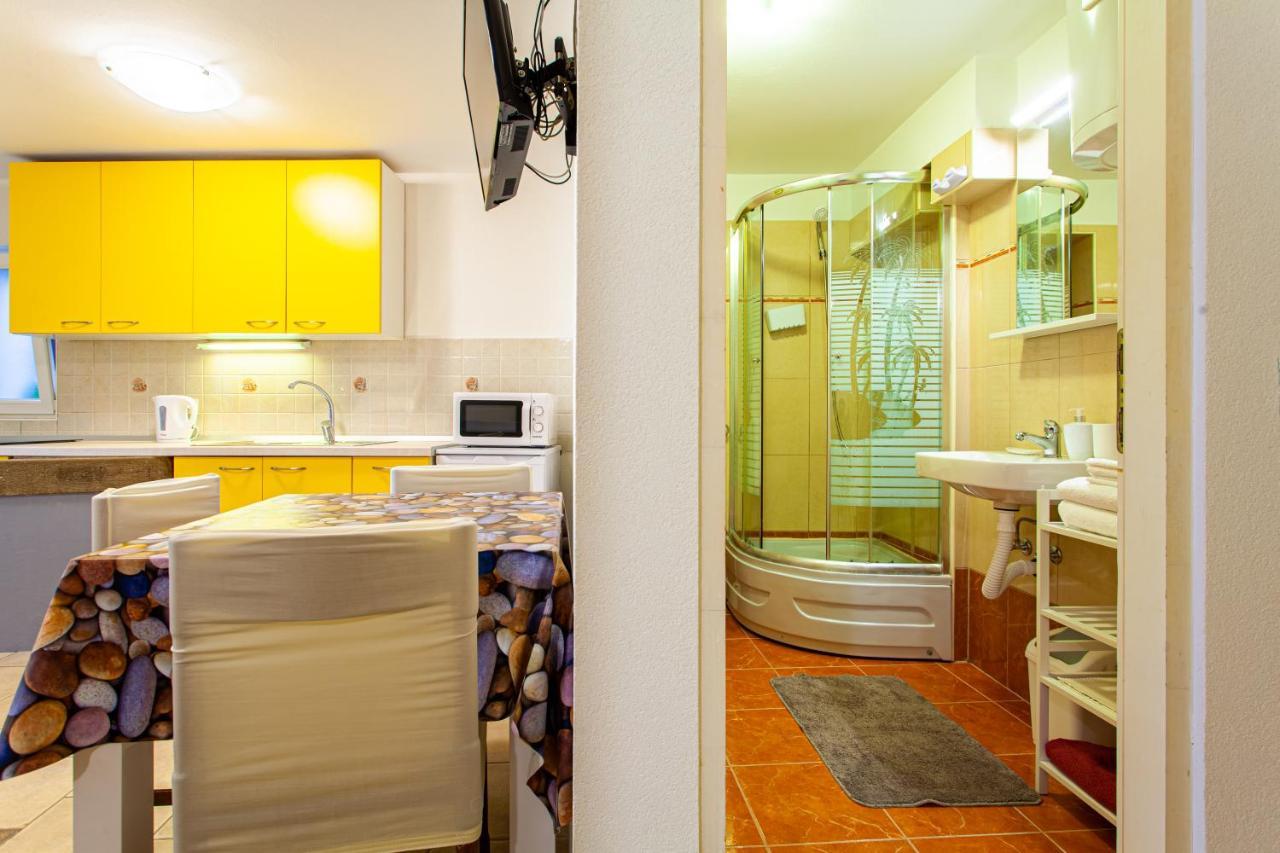 Room M Cres Luaran gambar